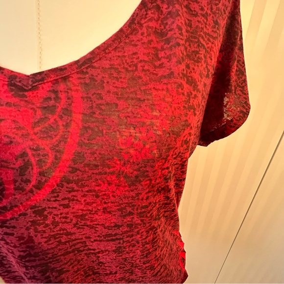 Maurices red black rhinestones one sleeve pattern tee Size L - Picture 3 of 10